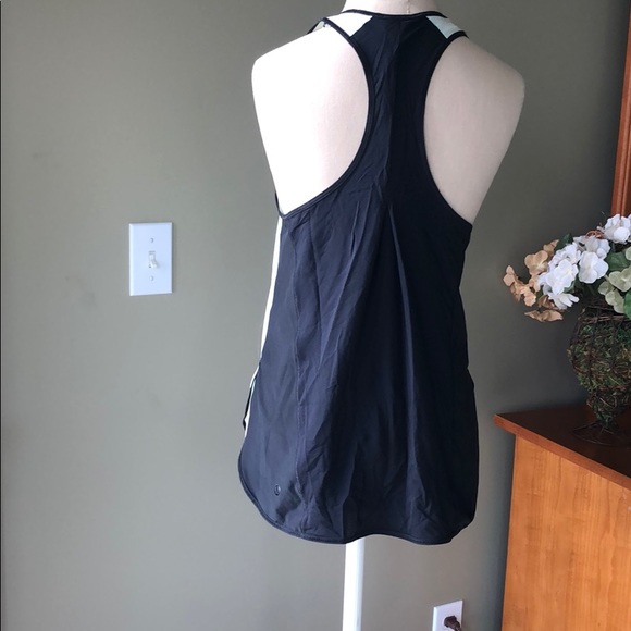 Two-toned Lululemon essential tank- Size 4 - Picture 2 of 4
